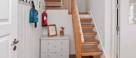 Eine Treppe mit Holzboden und einer weißen Wand.