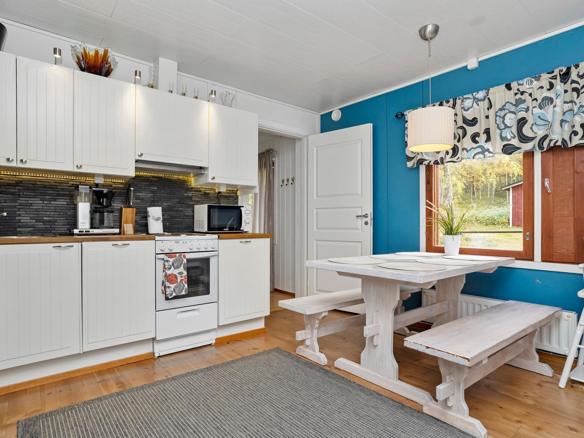 Fridge, microwave, dishwasher, cookware/dishes/utensils