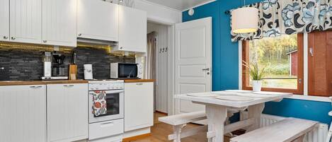 Fridge, microwave, dishwasher, cookware/dishes/utensils