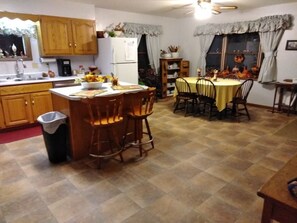 Fridge, microwave, oven, stovetop - Hillside Haven Farm Stay (Chillicothe)
