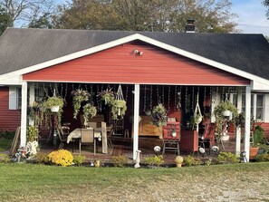 Outdoor dining - Hillside Haven Farm Stay (Chillicothe)