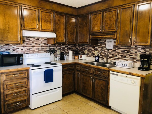 Refrigerador, microondas, horno, placa de cocina
