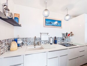 ثلاجة، ميكروويف، غسالة أطباق، مستلزمات طهي/أطباق/أوعية