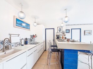 Kühlschrank, Mikrowelle, Geschirrspüler, Kochgeschirr/Geschirr/Besteck