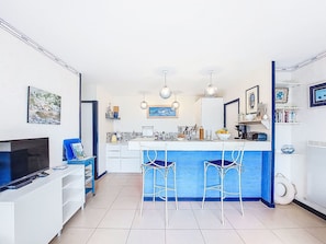 Fridge, microwave, dishwasher, cookware/dishes/utensils