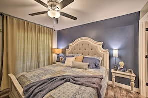 2 bedrooms, iron/ironing board, travel cot, Internet - Walk to Table Rock Lake: Condo w/ Pool Access! (Branson)