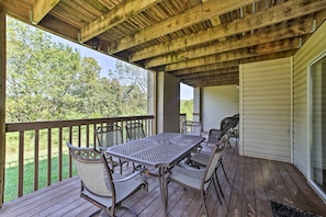 Outdoor dining - Walk to Table Rock Lake: Condo w/ Pool Access! (Branson)