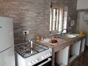 Kühlschrank, Ofen, Herdplatte, Wasserkocher