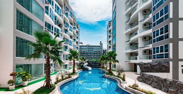 3 outdoor pools, pool umbrellas, pool loungers - Centara Grand Avenue by Pattaya Holiday (Pattaya)