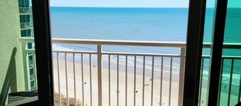 Oceanfront Penthouse w / henkeäsalpaavat näkymät. Lazy River, uima-altaat, kylpytynnyrit.