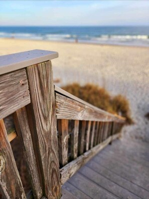 Plage, chaises longues, serviettes de plage