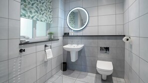 Regadera, secadora de cabello, toallas 