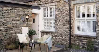 Dog friendly apartment with Sky TV by LetMeStay