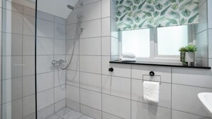 Douche, sèche-cheveux, serviettes fournies