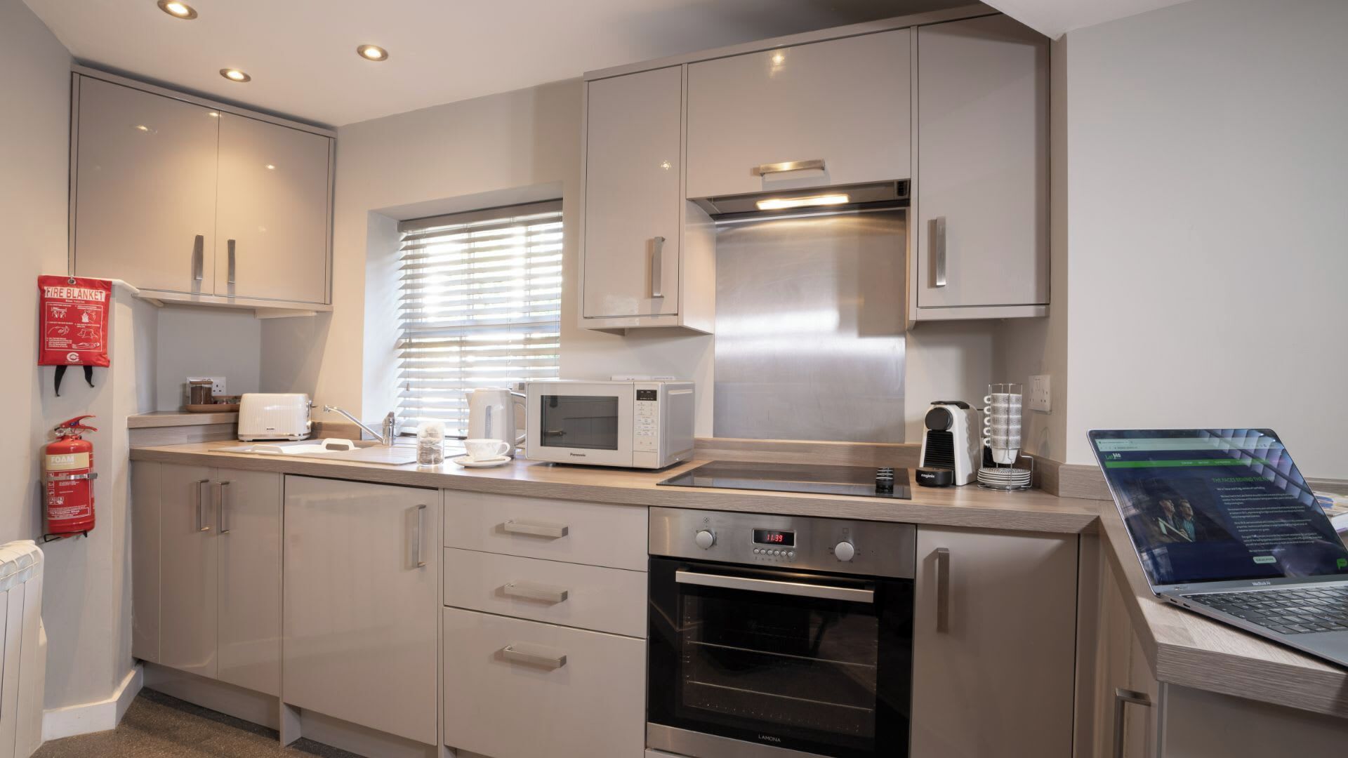 Refrigerador, microondas, horno y cafetera y tetera 