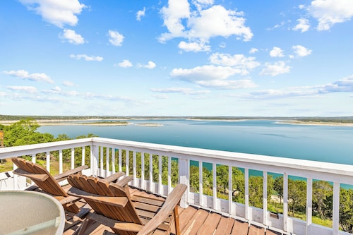 Private romantic lodgings located in wine cellar overlooking Canyon Lake