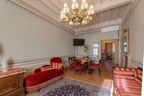 TV, fireplace - Appartamento Zefferini (Cortona)