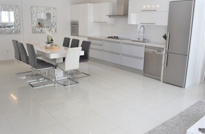 Kjøleskap, mikrobølgeovn, ovn og kokeplater