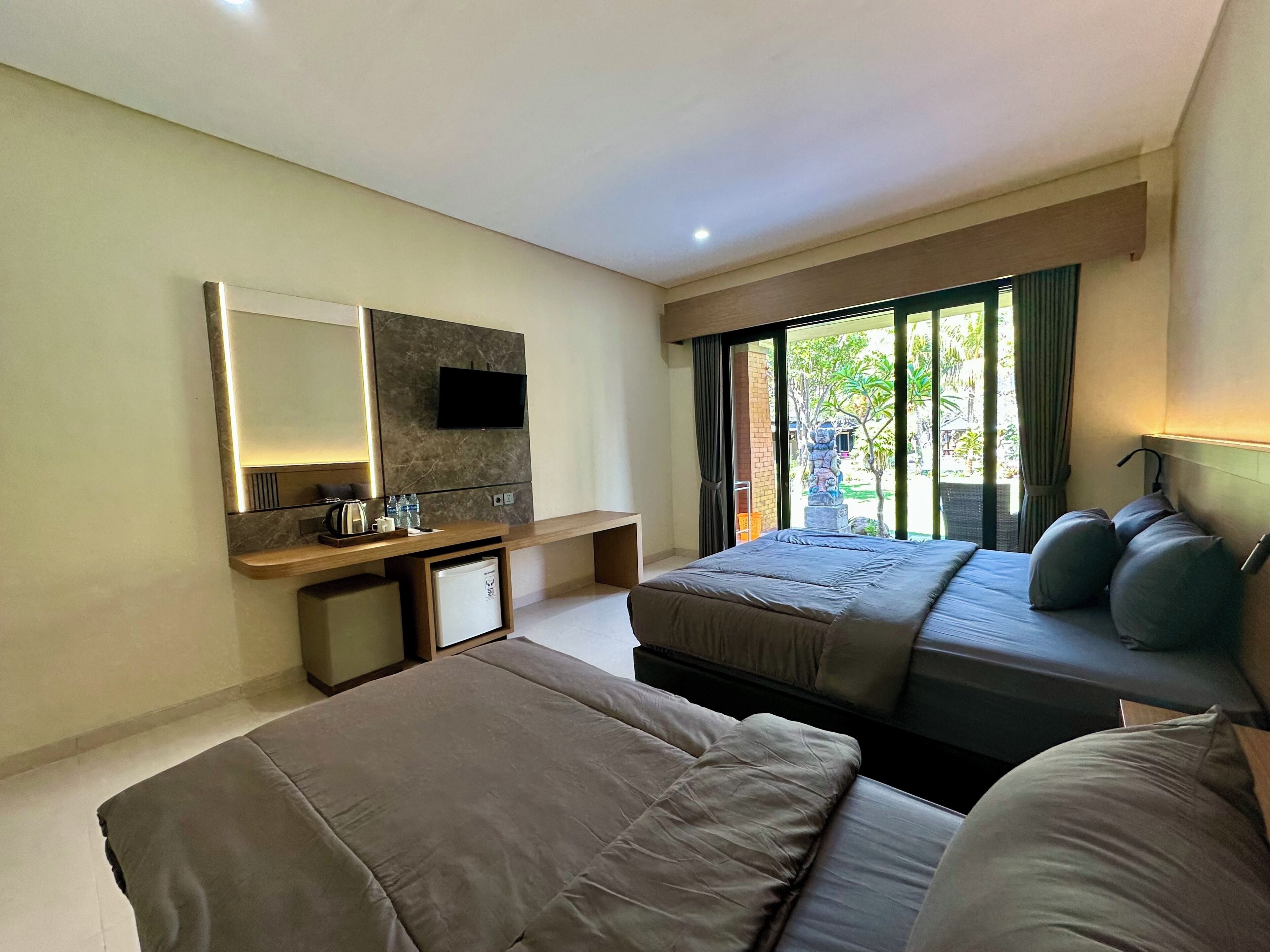 Ropa de cama hipoalergénica, minibar y escritorio 