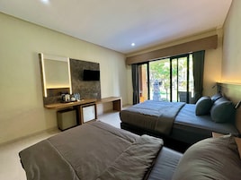 Hypo-allergenic bedding, minibar, desk, soundproofing