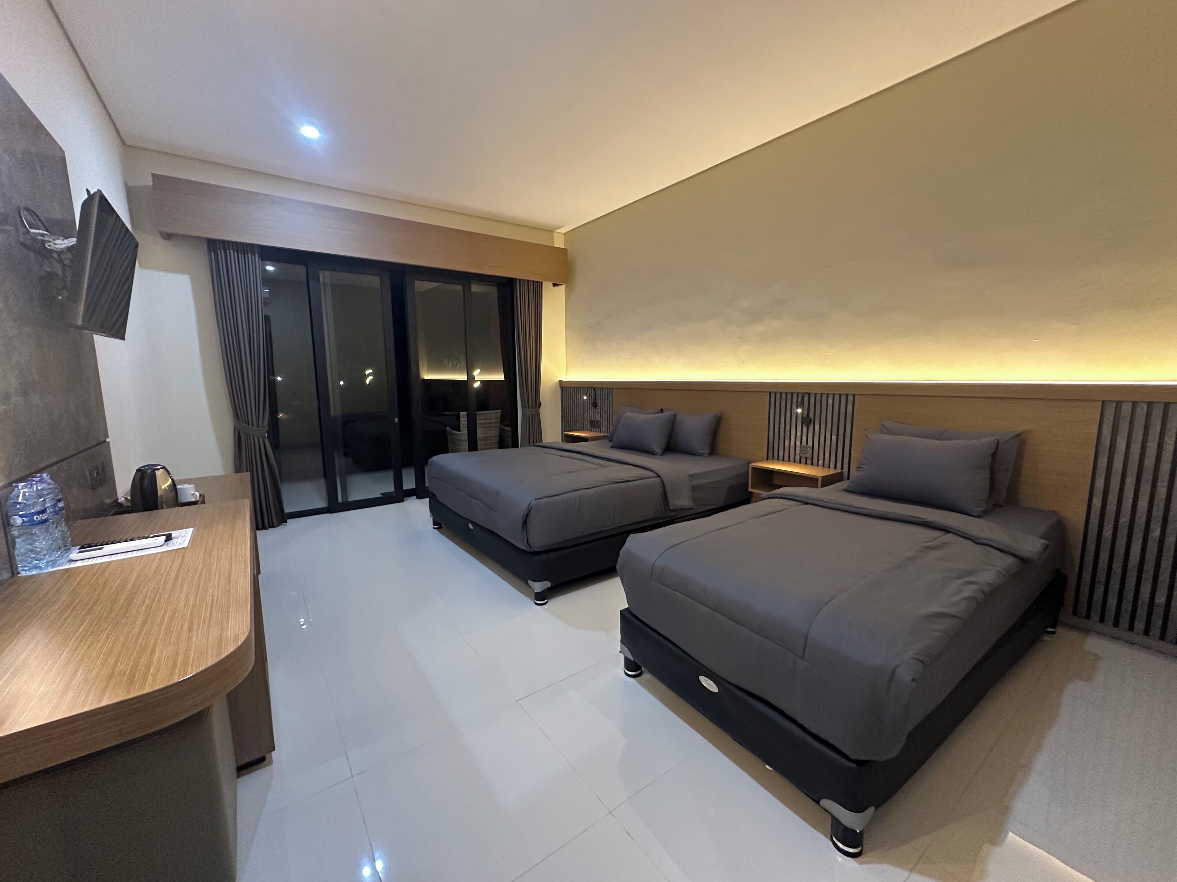 Hypo-allergenic bedding, minibar, desk, soundproofing