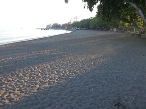 En la playa, arena negra