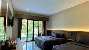 Superior Triple Room, Park View | Hypo-allergenic bedding, minibar, desk, soundproofing