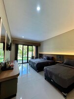 Superior Triple Room, Park View | Hypo-allergenic bedding, minibar, desk, soundproofing