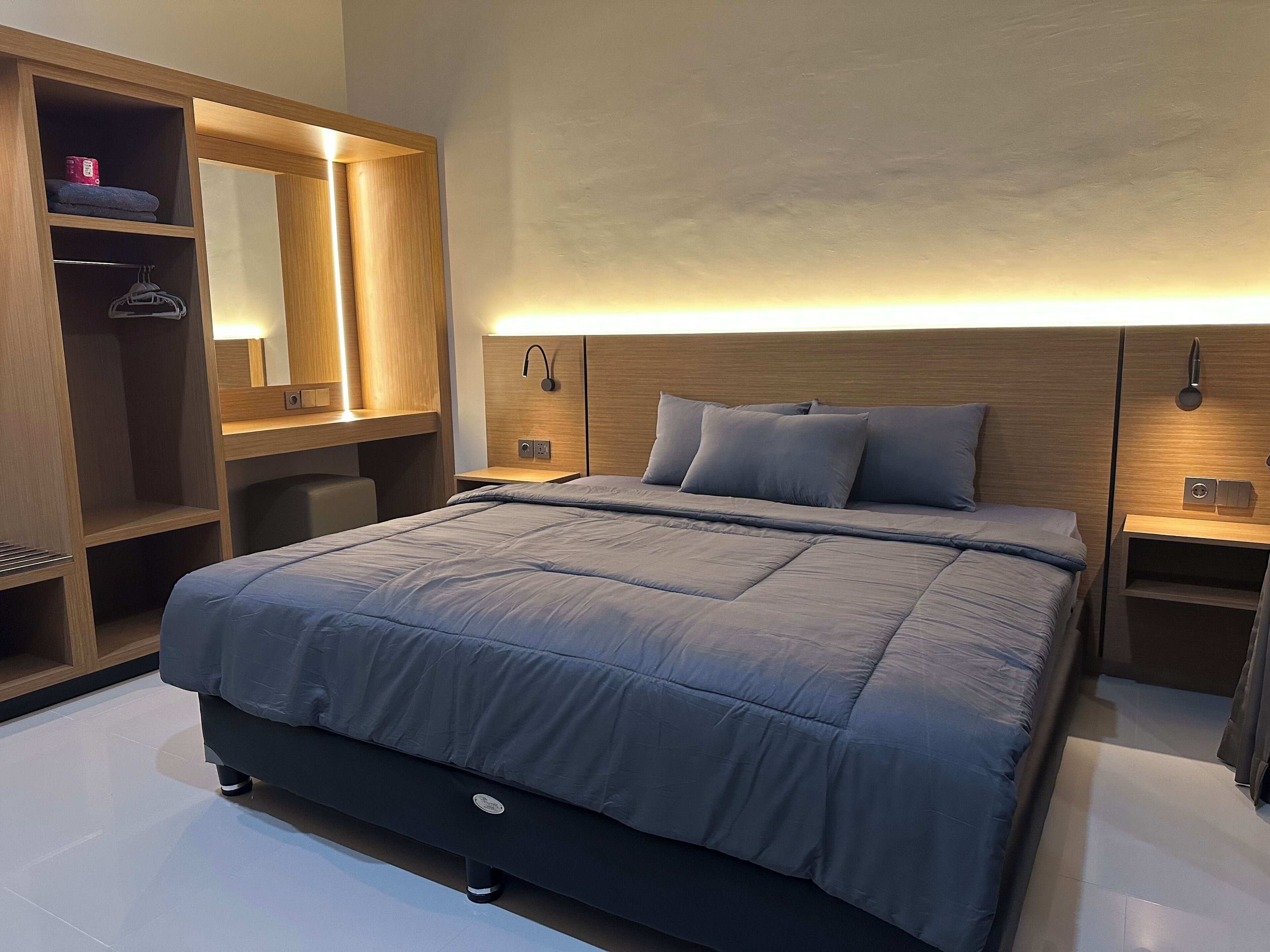 Hypo-allergenic bedding, minibar, desk, soundproofing