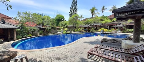 Piscina externa, funciona das 8h às 20h, espreguiçadeiras