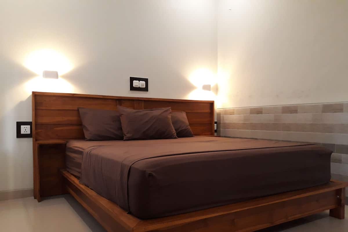 Kamar Double atau Twin Standar | 2 kamar tidur, seprai antialergi, meja kerja, dan kedap suara