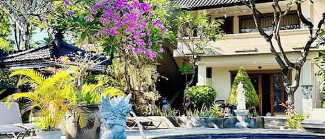 Outdoor pool, open 8:00 AM to 8:00 PM, pool loungers