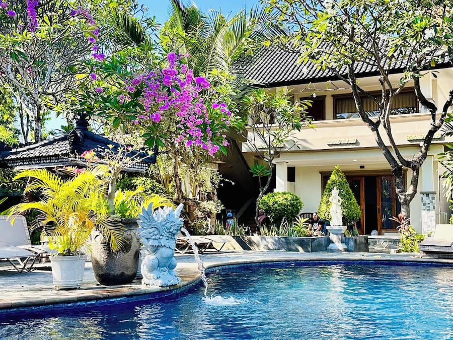 Piscina externa, funciona das 8h às 20h, espreguiçadeiras