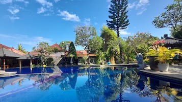 Outdoor pool, open 8:00 AM to 8:00 PM, pool loungers