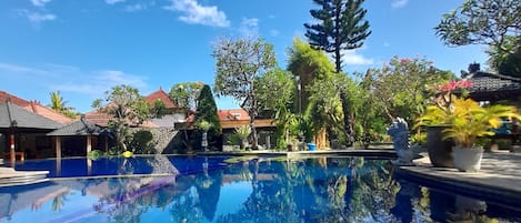 Piscina externa, funciona das 8h às 20h, espreguiçadeiras