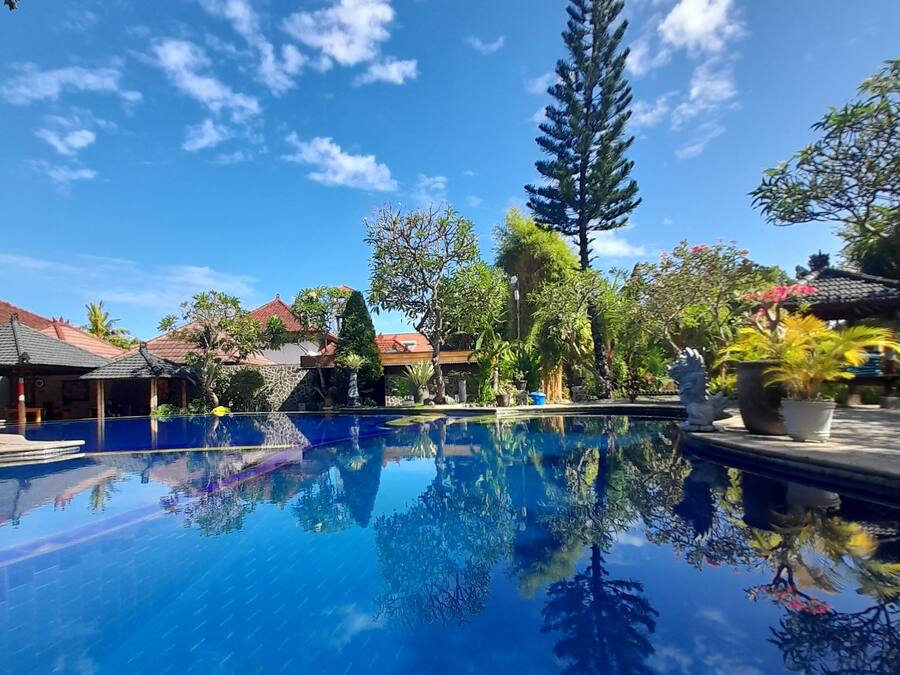 Una piscina al aire libre (de 08:00 a 20:00), tumbonas