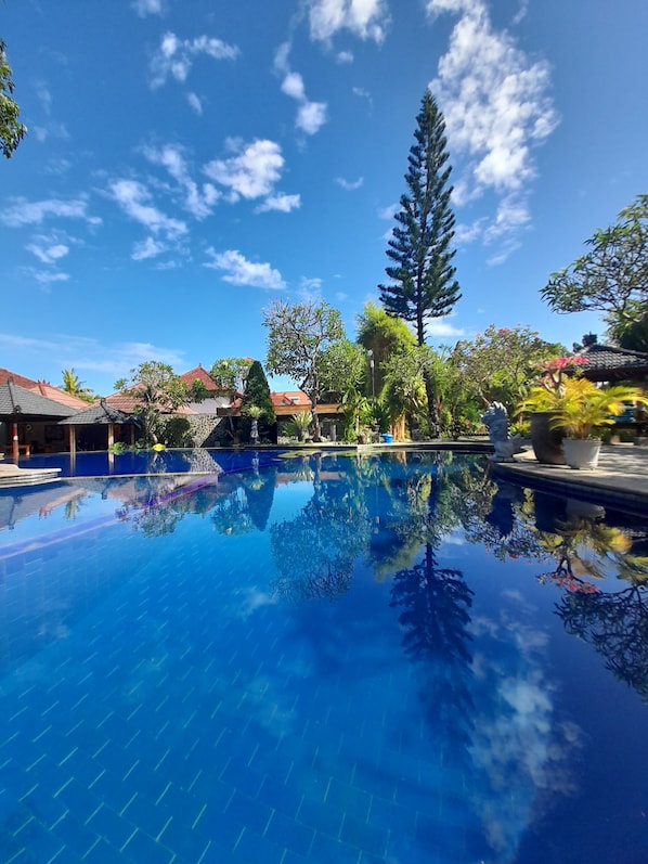 Outdoor pool, open 8:00 AM to 8:00 PM, sun loungers - Puri Bali Lovina (Buleleng)