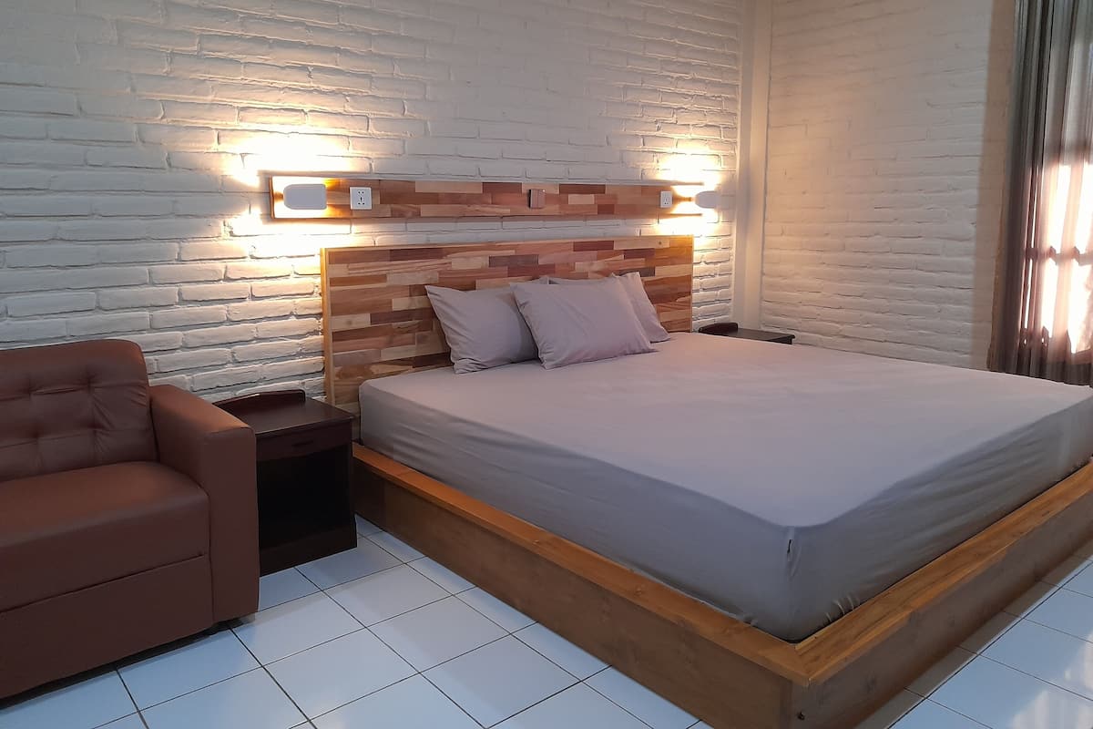 Kamar Double atau Twin Superior, lemari es | 2 kamar tidur, seprai antialergi, meja kerja, dan kedap suara