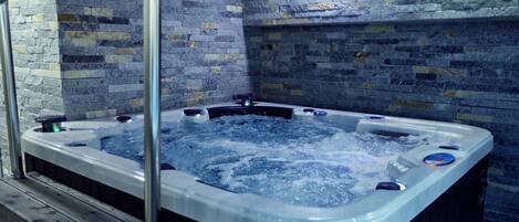 Sauna, hot tub, steam room