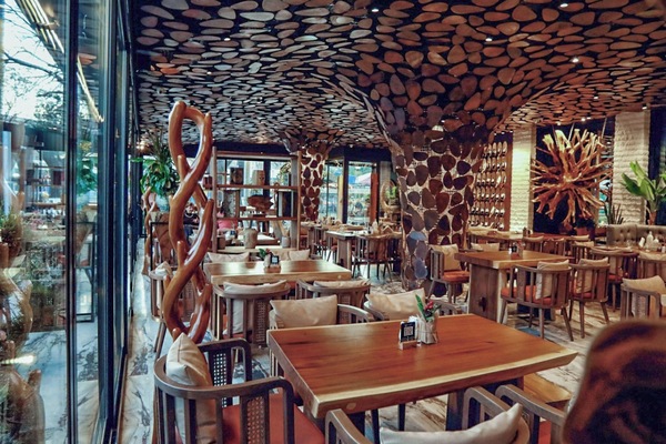 2 restaurants; breakfast, lunch, and dinner served