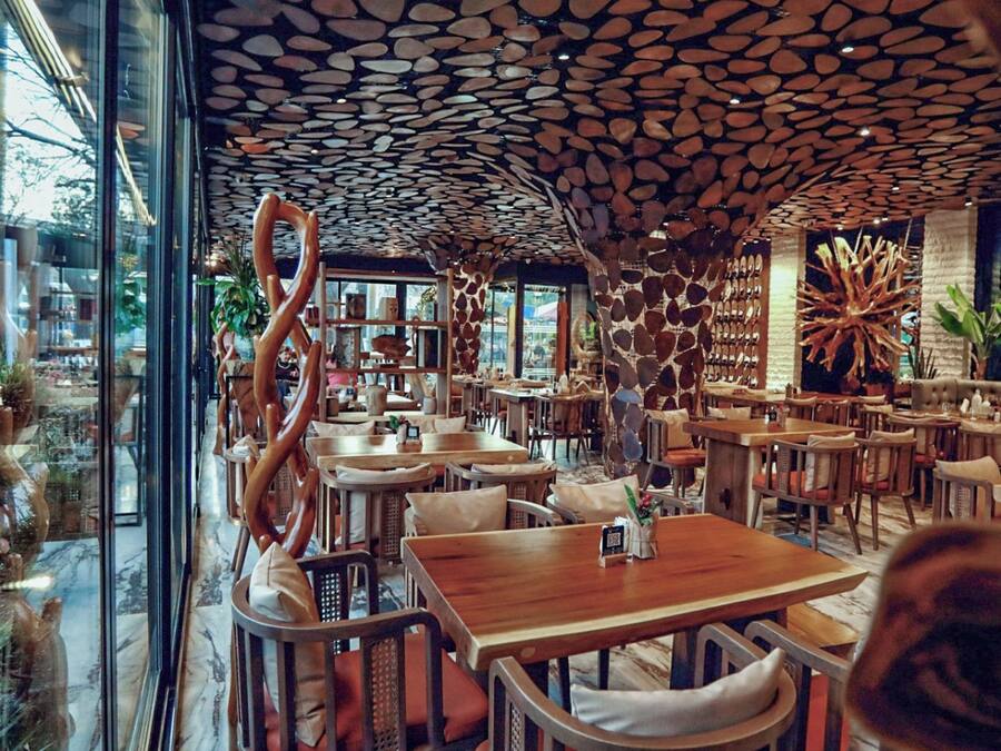 2 restaurantes; se sirve desayuno, almuerzo y cena; cocina italiana