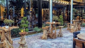 2 من المطاعم، حيث تُقدم وجبات الإفطار، الغداء، العشاء، الأطباق الإيطالية