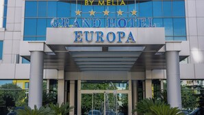 El letrero del Grand Hotel Europa, con una fachada moderna y ventanas grandes.