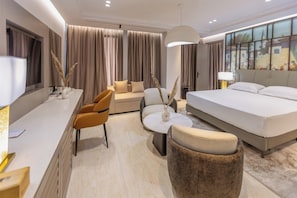 Minibar, coffres-forts dans les chambres, bureau, rideaux occultants