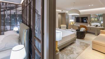 Fer et planche Ă  repasser, lit parapluie, draps fournis