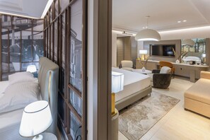 Fer et planche à repasser, lit parapluie, draps fournis