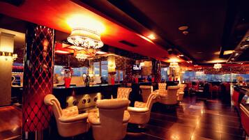 3 bars/lounges