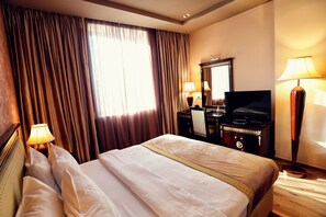 Fer et planche à repasser, lit parapluie, draps fournis