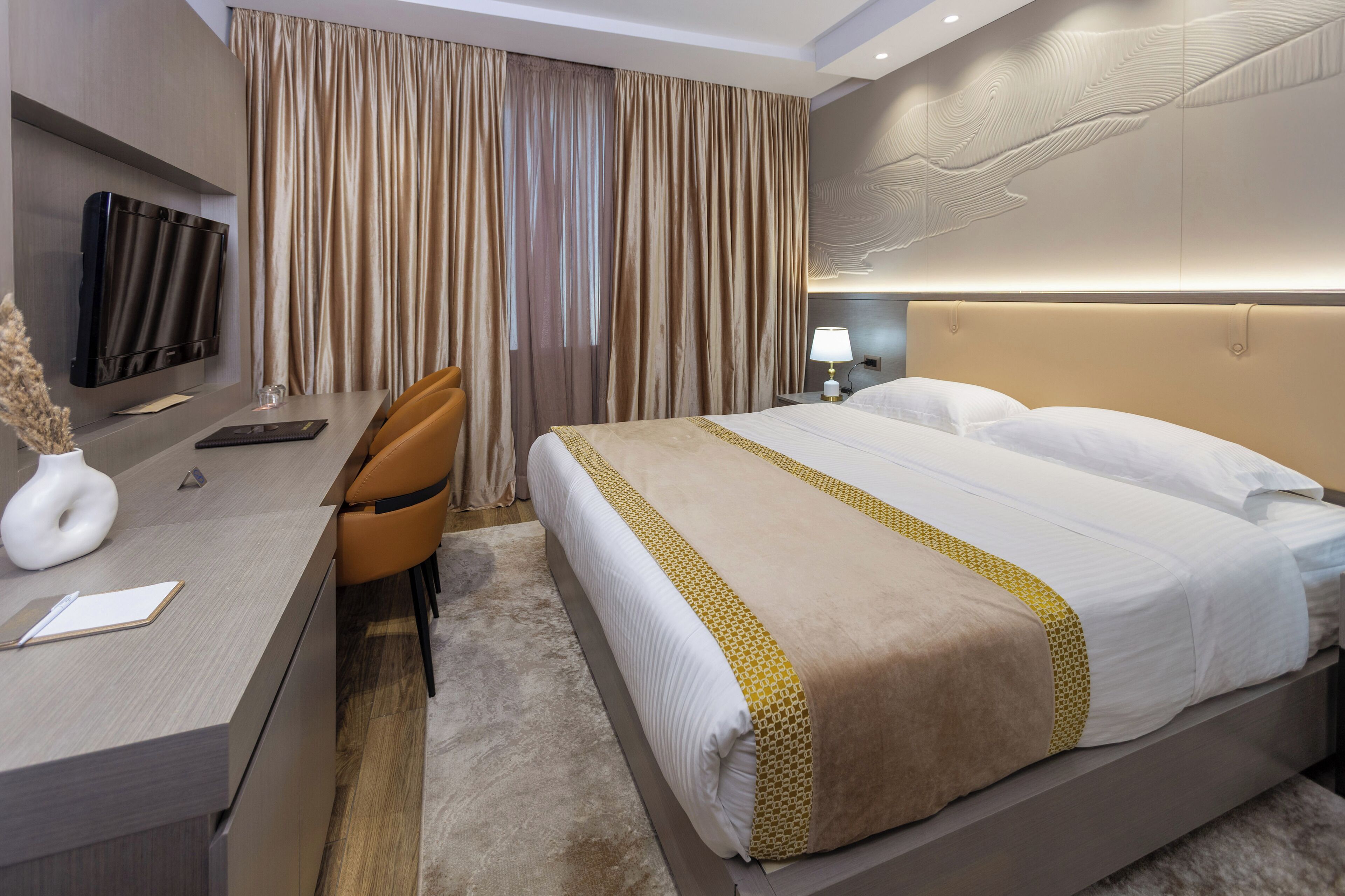 Habitación estándar | Minibar, caja de seguridad en la habitación y escritorio 