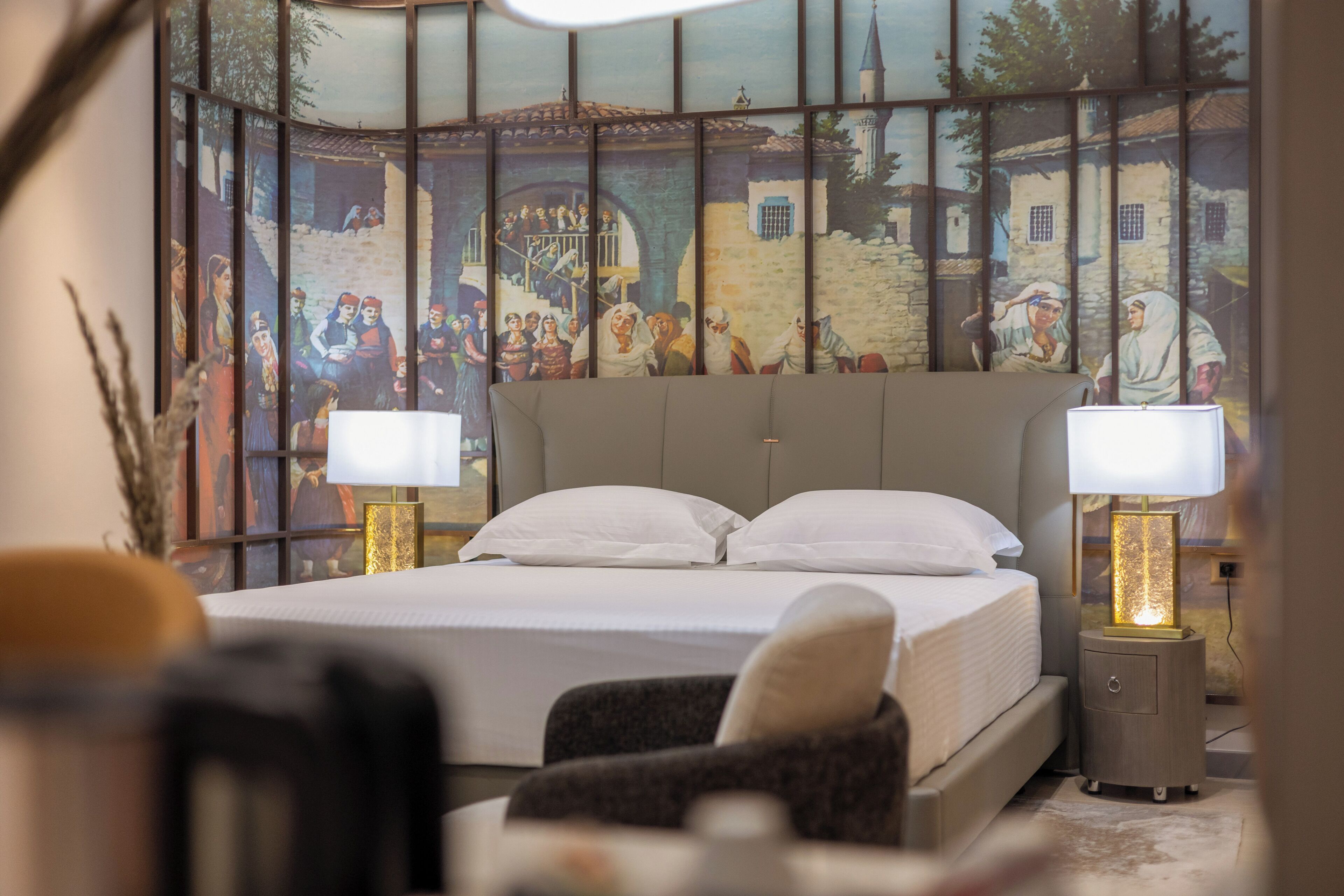 Minibar, caja de seguridad en la habitación y escritorio 